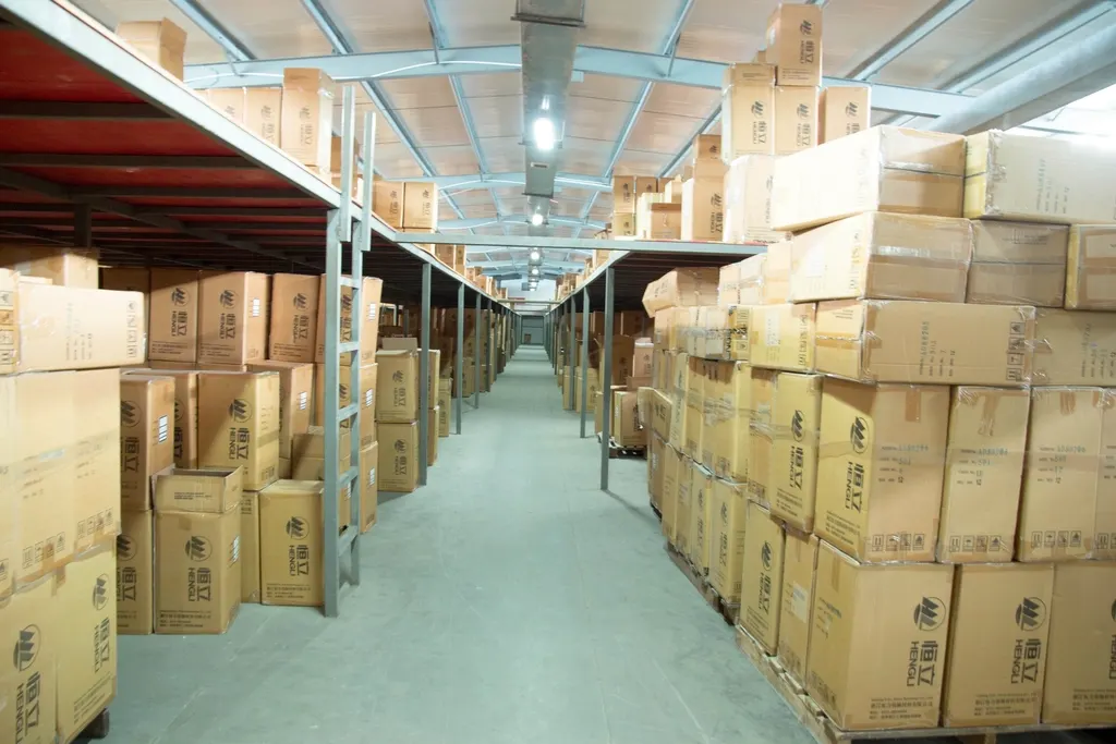 Pasillo de almacén con cajas listas para despacho