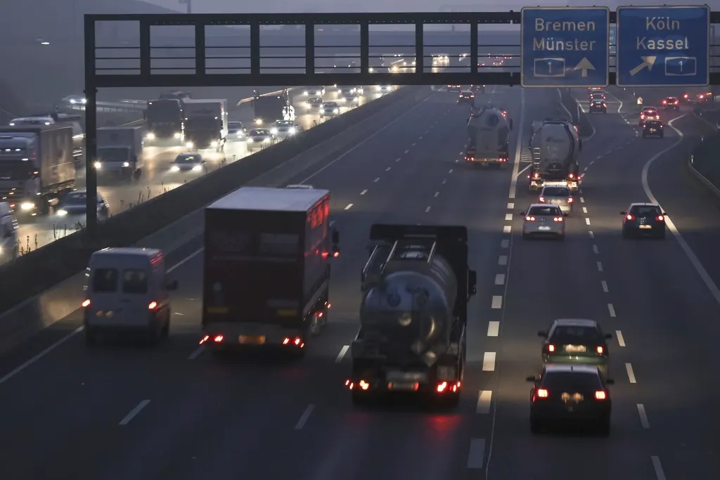 Camiones de carga en autopista al atardecer